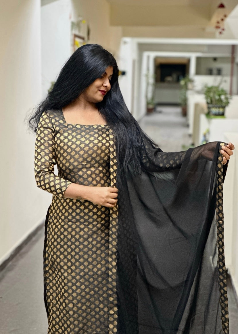 Black corset Banarasi kurti in Banarasi – Kurta Set by Dharvi by Rachana